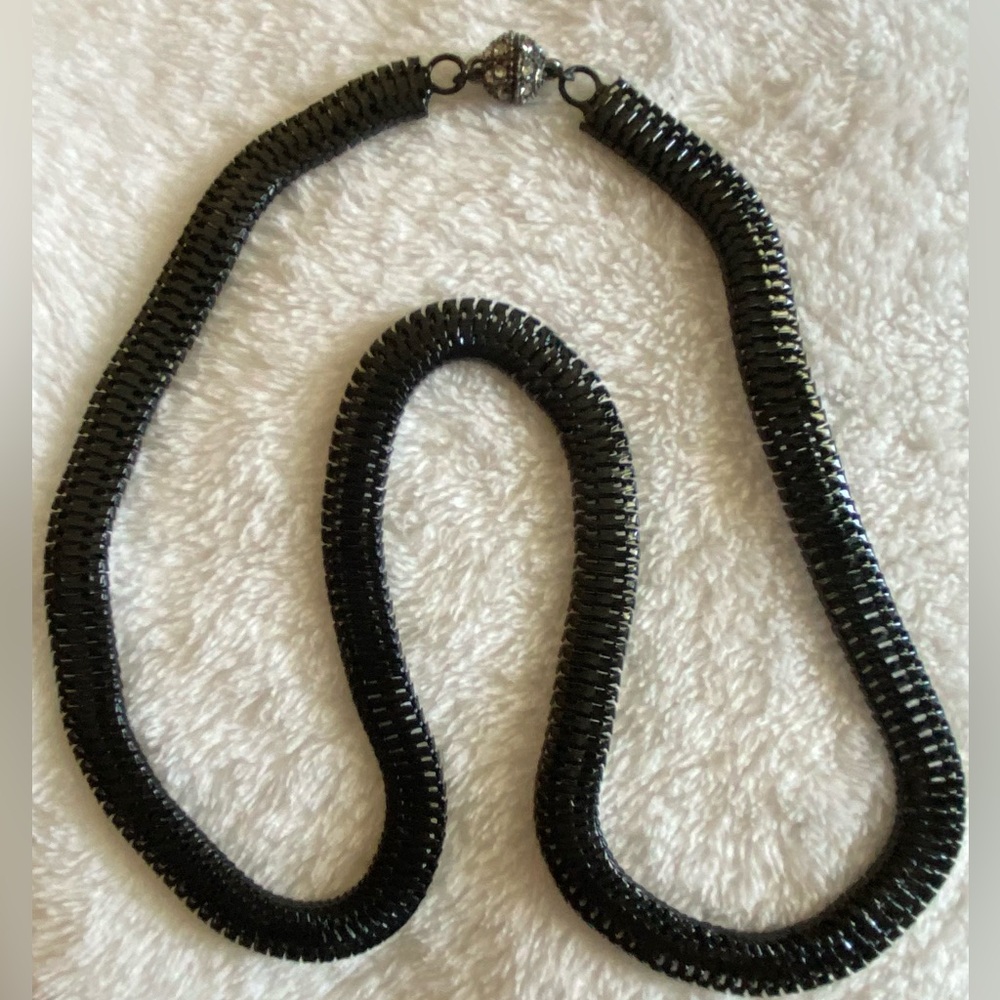 1 - Black 22 Inch length with magnetic Rhinestones lock
Flat Snake Chain